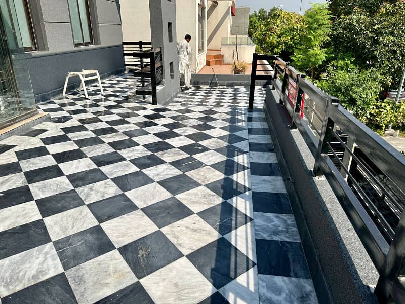 10 Marla Fully Renovated Facing Park Bungalow On 70ft Road Prime Location Phase 5 3
