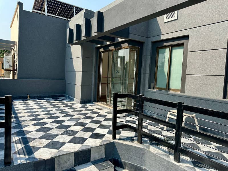 10 Marla Fully Renovated Facing Park Bungalow On 70ft Road Prime Location Phase 5 4