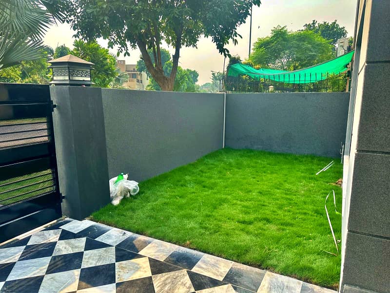 10 Marla Fully Renovated Facing Park Bungalow On 70ft Road Prime Location Phase 5 5