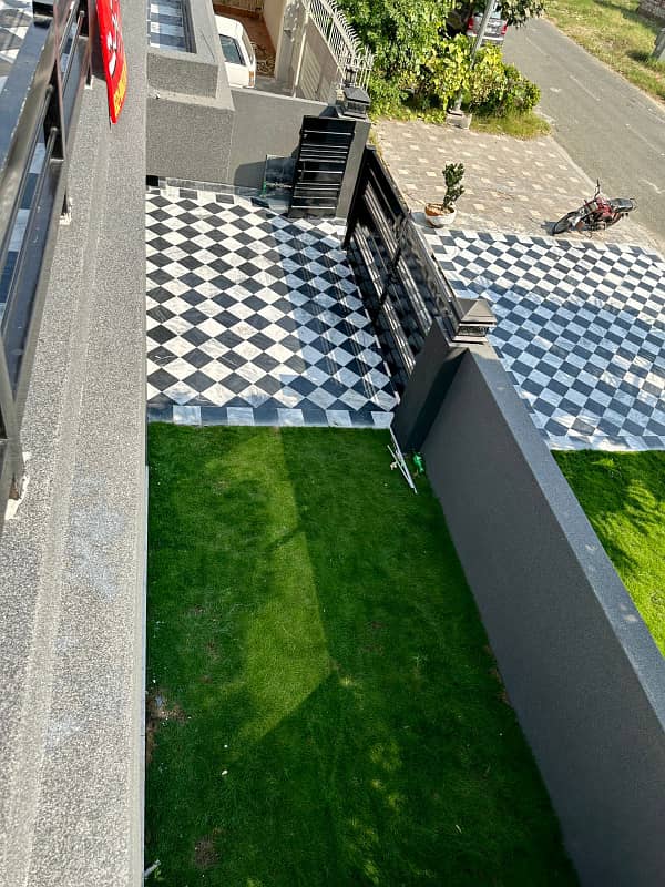 10 Marla Fully Renovated Facing Park Bungalow On 70ft Road Prime Location Phase 5 7