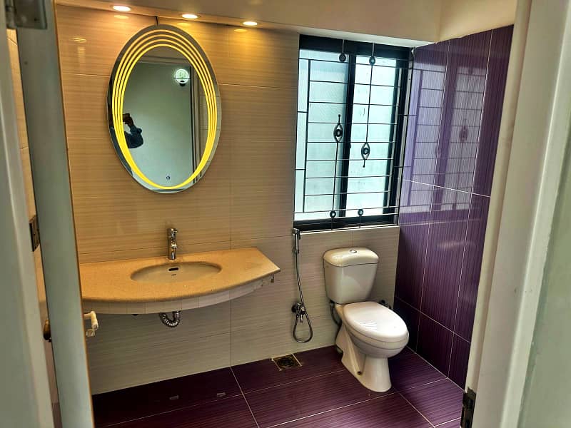 10 Marla Fully Renovated Facing Park Bungalow On 70ft Road Prime Location Phase 5 9