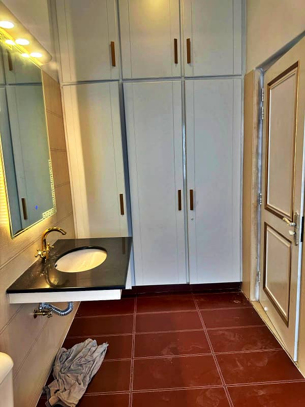 10 Marla Fully Renovated Facing Park Bungalow On 70ft Road Prime Location Phase 5 10