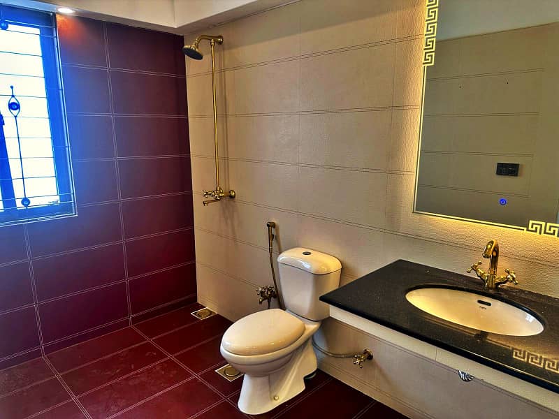 10 Marla Fully Renovated Facing Park Bungalow On 70ft Road Prime Location Phase 5 13