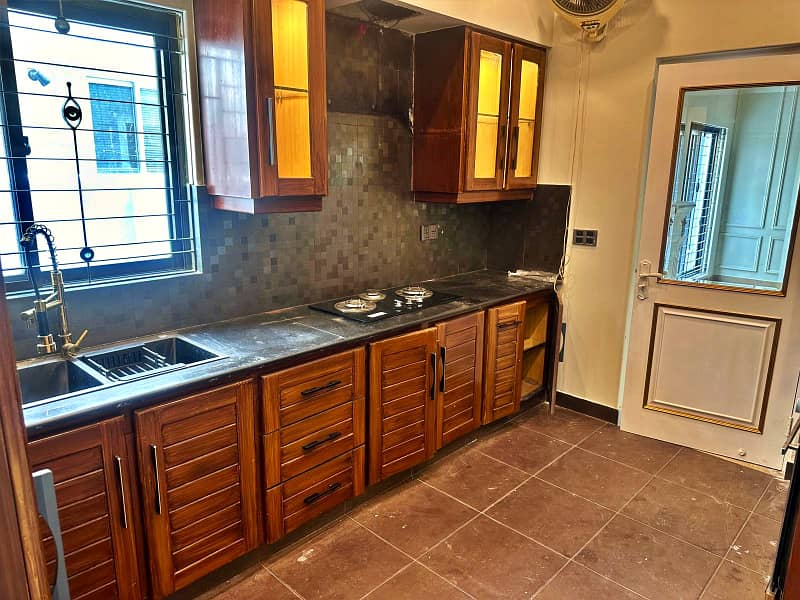 10 Marla Fully Renovated Facing Park Bungalow On 70ft Road Prime Location Phase 5 14