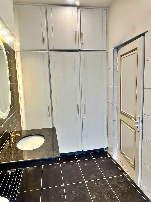 10 Marla Fully Renovated Facing Park Bungalow On 70ft Road Prime Location Phase 5 15