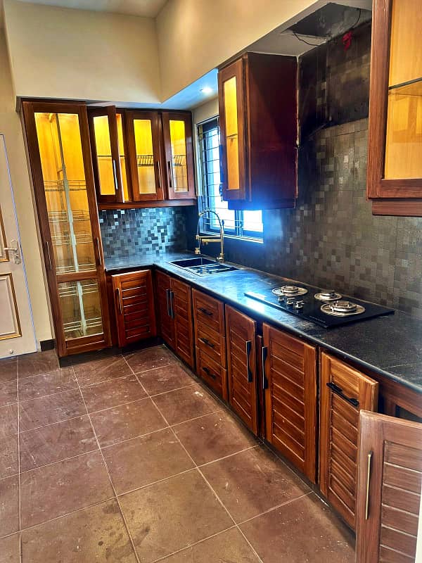 10 Marla Fully Renovated Facing Park Bungalow On 70ft Road Prime Location Phase 5 16