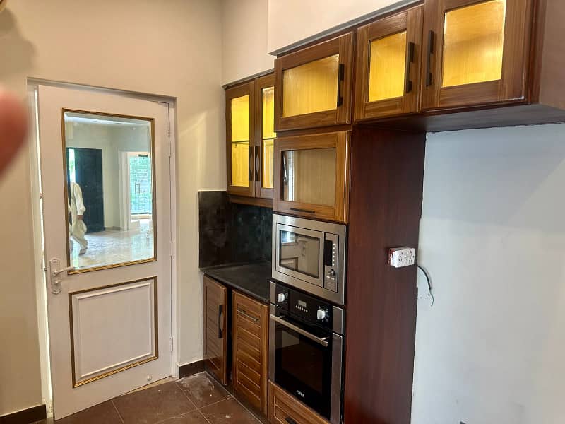 10 Marla Fully Renovated Facing Park Bungalow On 70ft Road Prime Location Phase 5 17