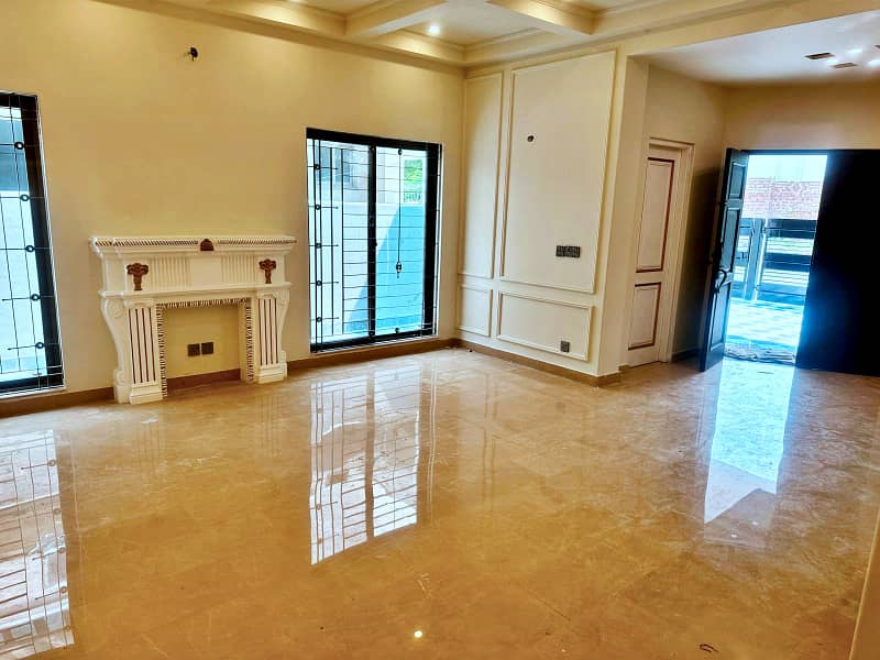 10 Marla Fully Renovated Facing Park Bungalow On 70ft Road Prime Location Phase 5 18