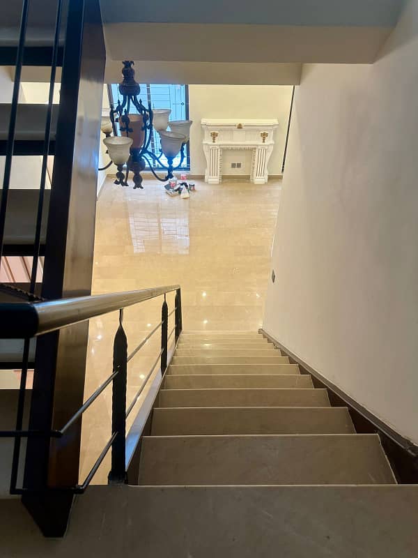10 Marla Fully Renovated Facing Park Bungalow On 70ft Road Prime Location Phase 5 19