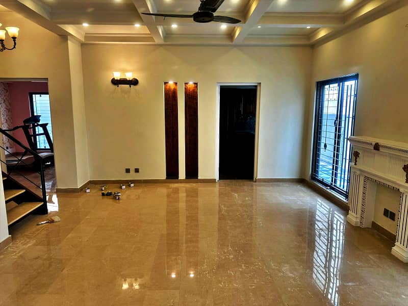 10 Marla Fully Renovated Facing Park Bungalow On 70ft Road Prime Location Phase 5 20