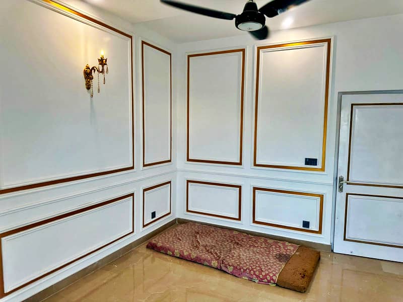 10 Marla Fully Renovated Facing Park Bungalow On 70ft Road Prime Location Phase 5 21