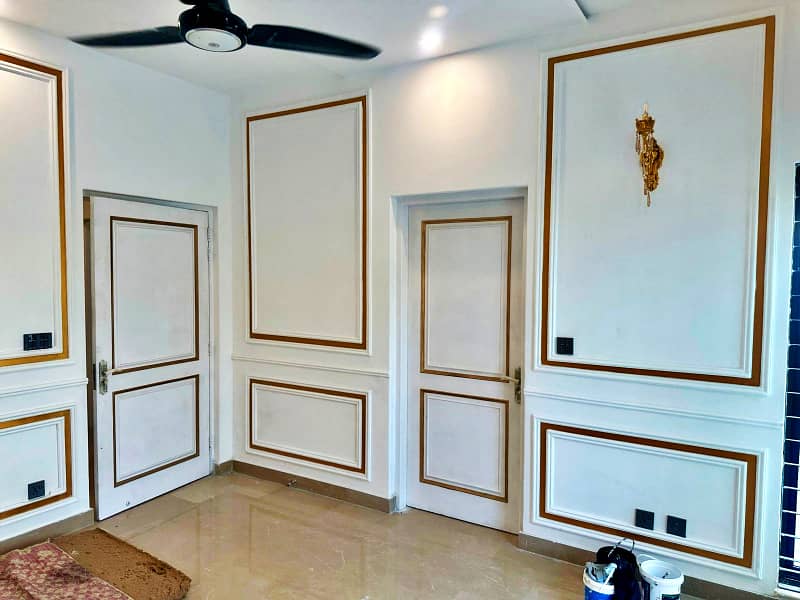 10 Marla Fully Renovated Facing Park Bungalow On 70ft Road Prime Location Phase 5 22