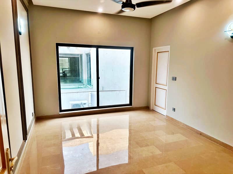 10 Marla Fully Renovated Facing Park Bungalow On 70ft Road Prime Location Phase 5 23