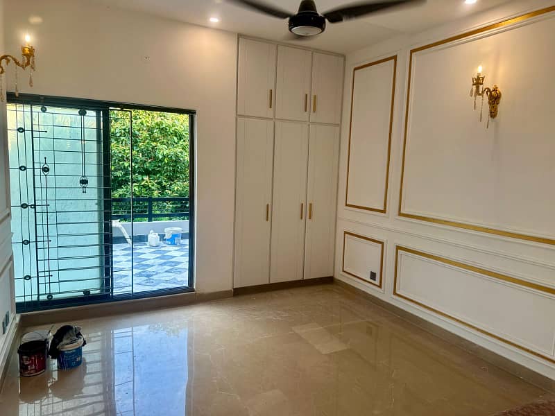 10 Marla Fully Renovated Facing Park Bungalow On 70ft Road Prime Location Phase 5 24