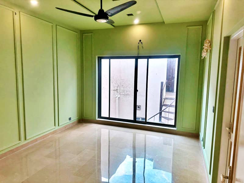 10 Marla Fully Renovated Facing Park Bungalow On 70ft Road Prime Location Phase 5 25