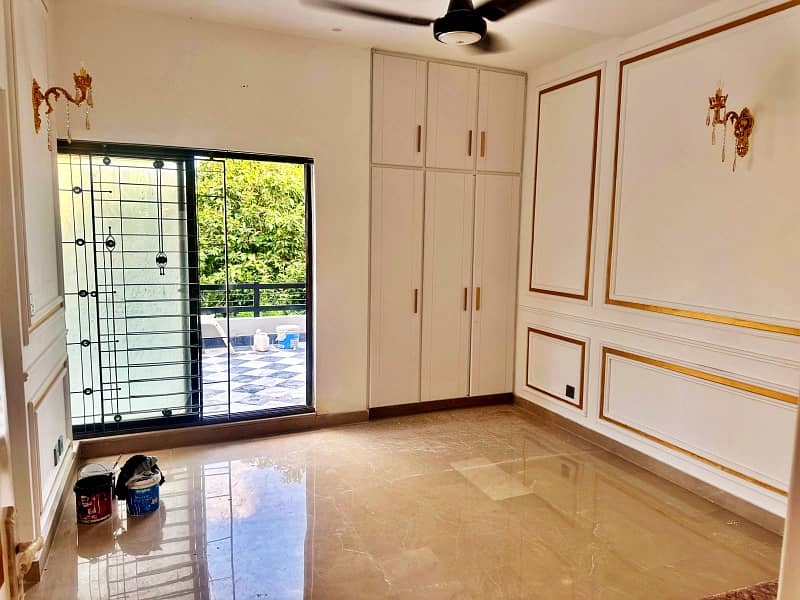 10 Marla Fully Renovated Facing Park Bungalow On 70ft Road Prime Location Phase 5 27