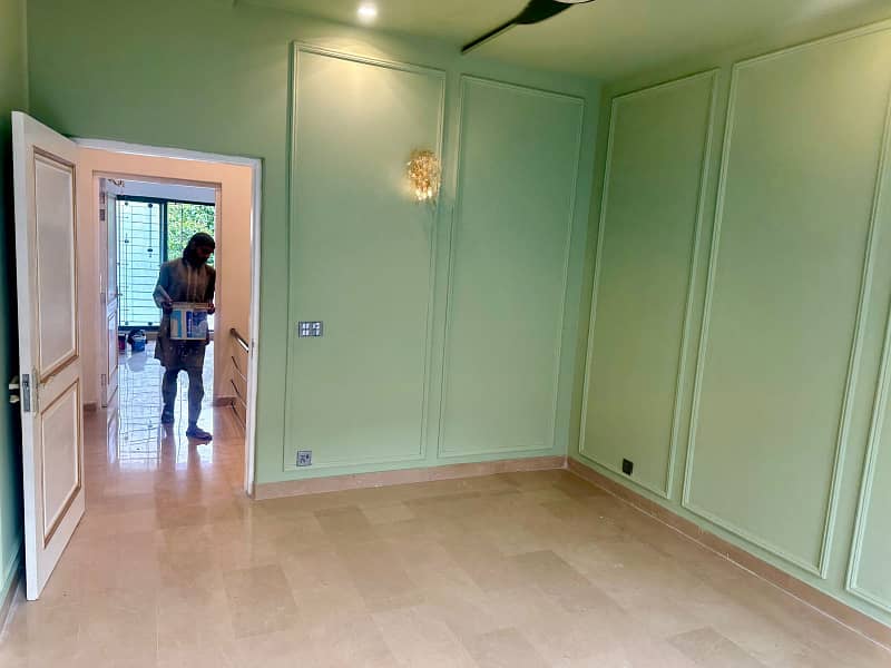 10 Marla Fully Renovated Facing Park Bungalow On 70ft Road Prime Location Phase 5 29
