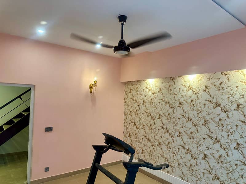 10 Marla Fully Renovated Facing Park Bungalow On 70ft Road Prime Location Phase 5 30