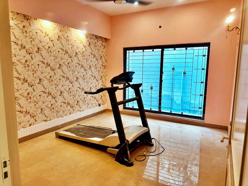 10 Marla Fully Renovated Facing Park Bungalow On 70ft Road Prime Location Phase 5 31