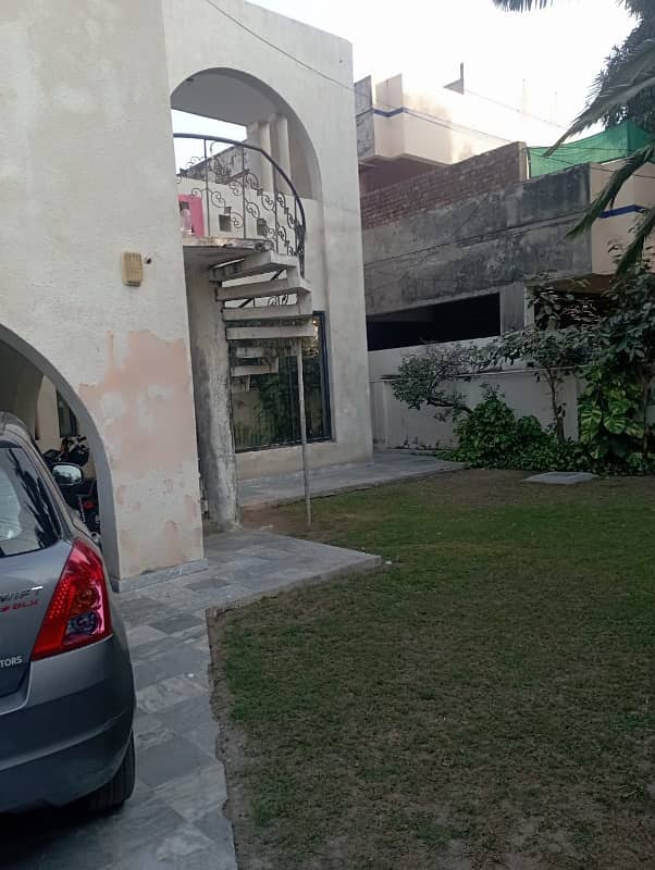 HOUSE FOR SALE IN MAIN CANTT SARWAR ROAD 3