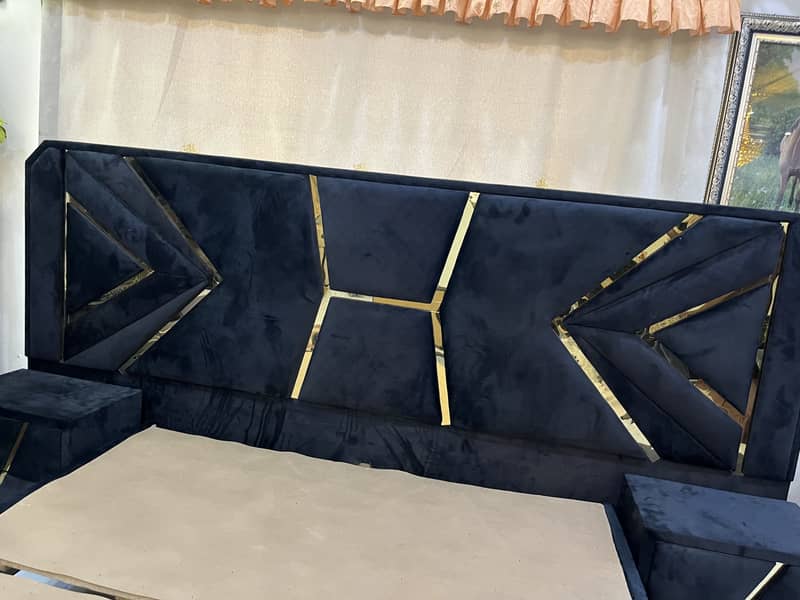 1 king size bed, 2 side tables, 1 drawer 1