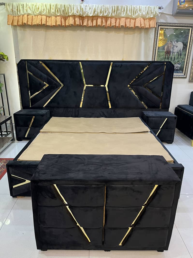 1 king size bed, 2 side tables, 1 drawer 5