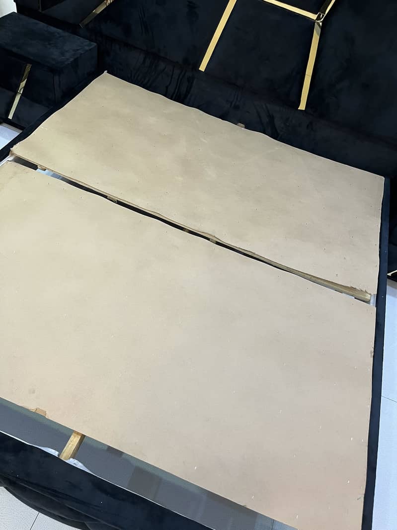 1 king size bed, 2 side tables, 1 drawer 7