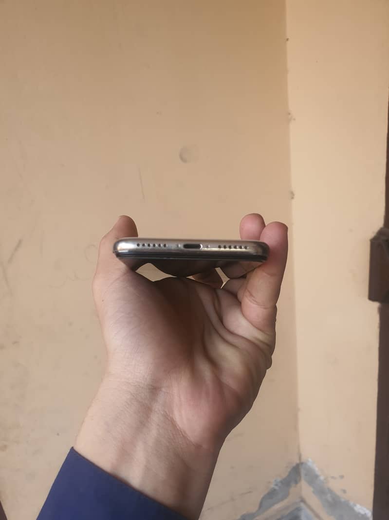 iPhone X 4