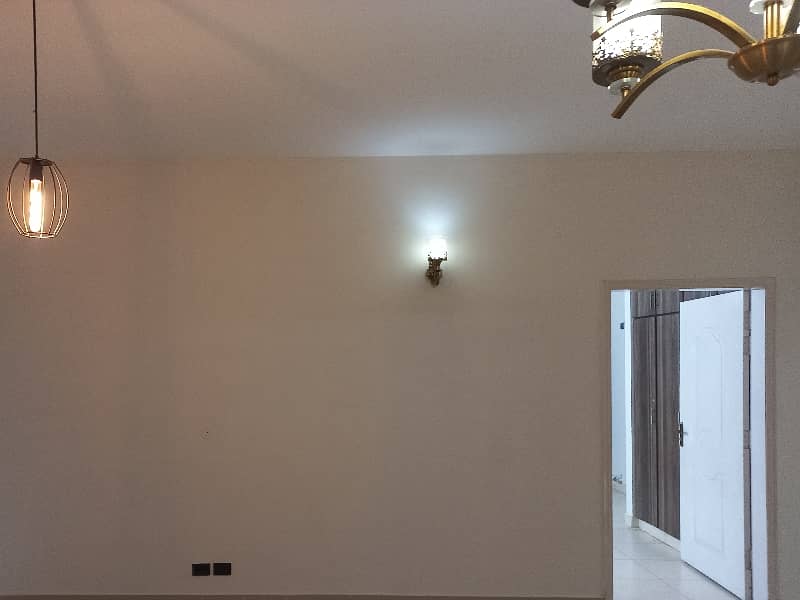 10 Marla 3 Bedrooms Prime Location Flat Available For Sale. 1