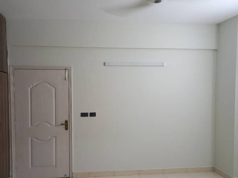 10 Marla 3 Bedrooms Prime Location Flat Available For Sale. 3