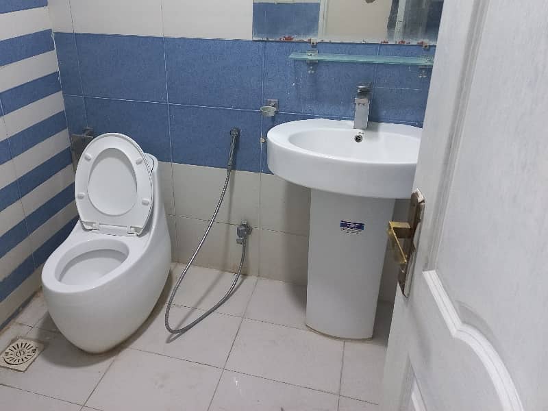 10 Marla 3 Bedrooms Prime Location Flat Available For Sale. 4