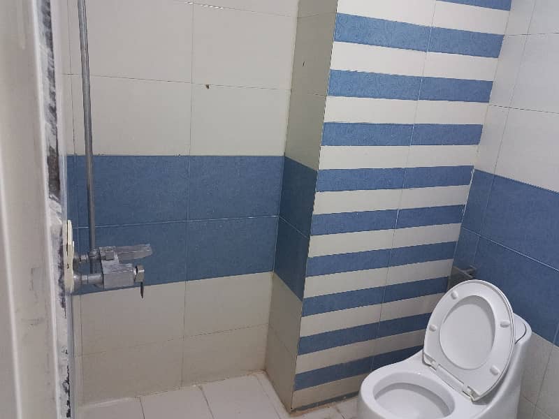 10 Marla 3 Bedrooms Prime Location Flat Available For Sale. 5