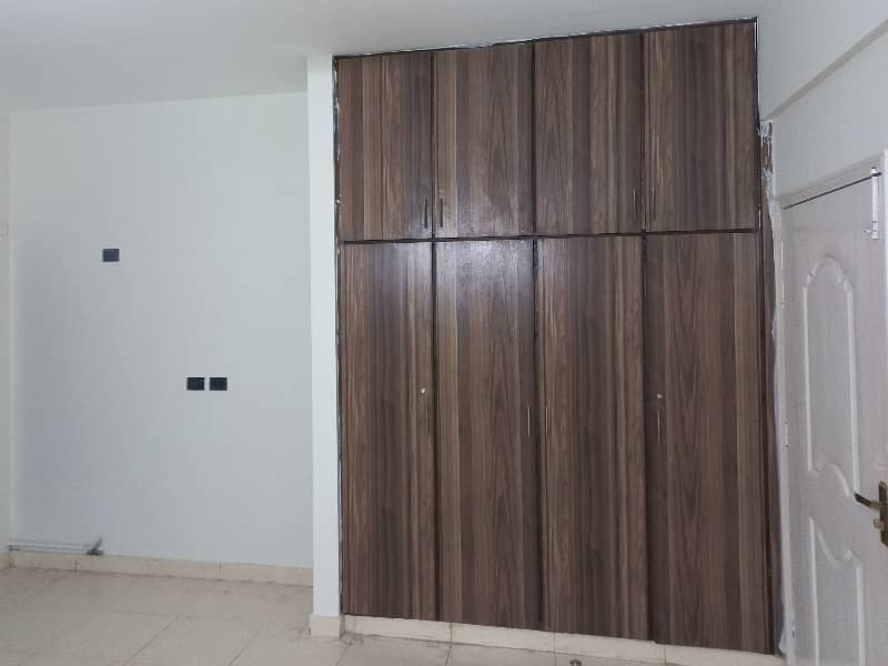 10 Marla 3 Bedrooms Prime Location Flat Available For Sale. 6