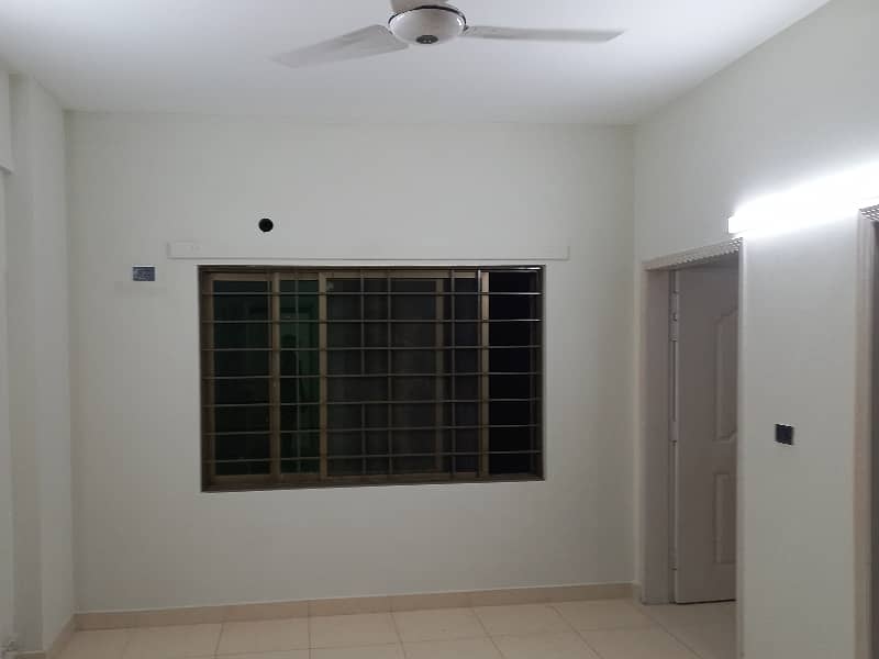 10 Marla 3 Bedrooms Prime Location Flat Available For Sale. 7