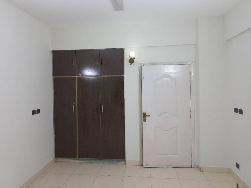 10 Marla 3 Bedrooms Prime Location Flat Available For Sale. 8