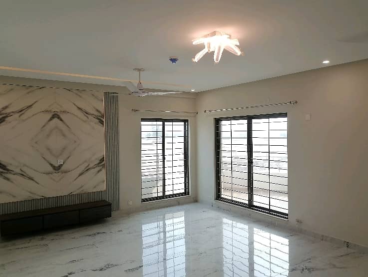 10 Marla 3 bed Apartment For Rent in Askari 11 sector D 4