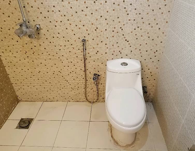 Good 10 Marla Flat For rent In Askari 11 - Sector B 5