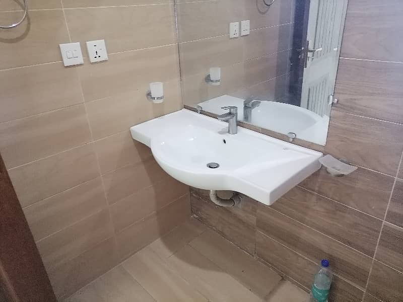 Good 10 Marla Flat For rent In Askari 11 - Sector B 8