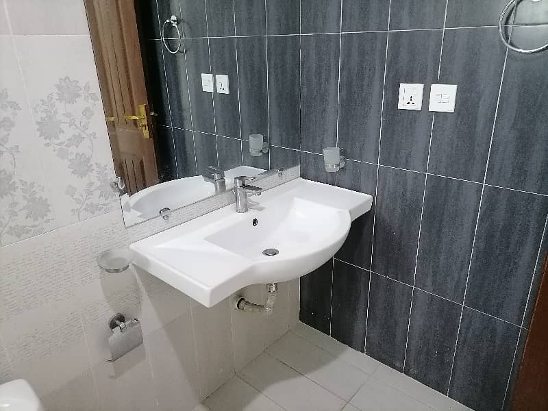 Good 10 Marla Flat For rent In Askari 11 - Sector B 12