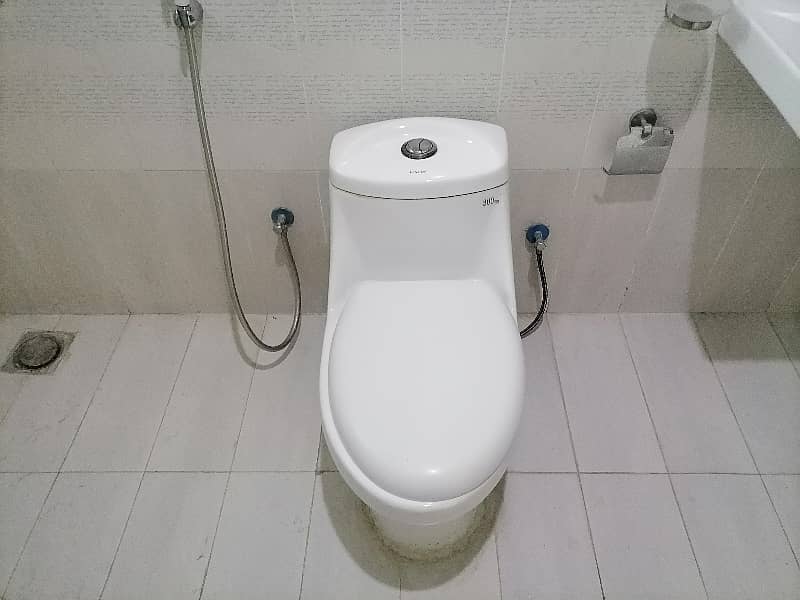 Good 10 Marla Flat For rent In Askari 11 - Sector B 13