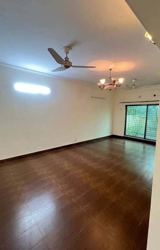 Near to Park SD House Good Condition 3rd House to main Road 4