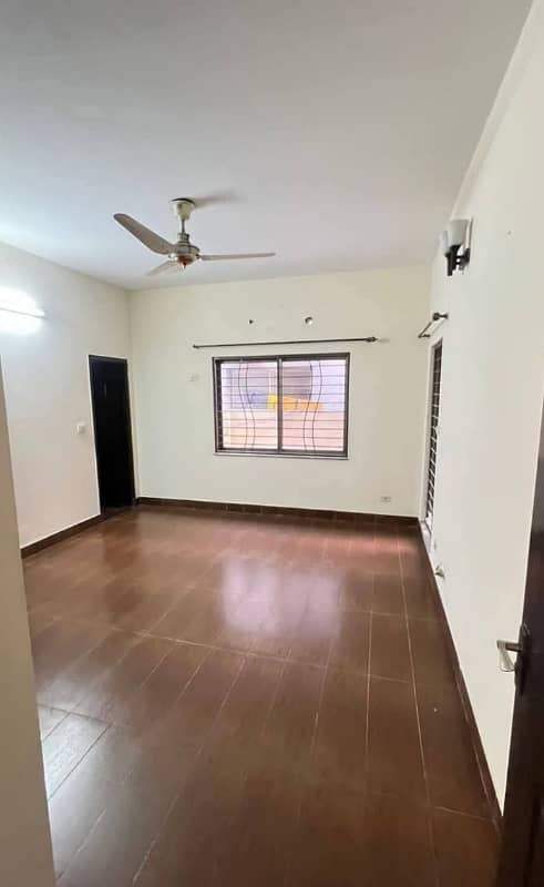 Near to Park SD House Good Condition 3rd House to main Road 5