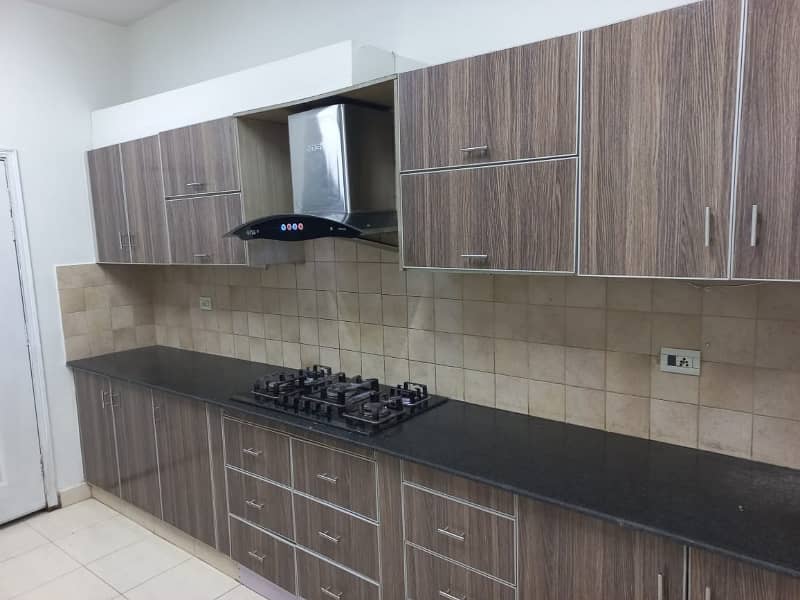 10 Marla 3 Bedrooms Hot Location Flat For Sale In Askari 11 Lahore. 1