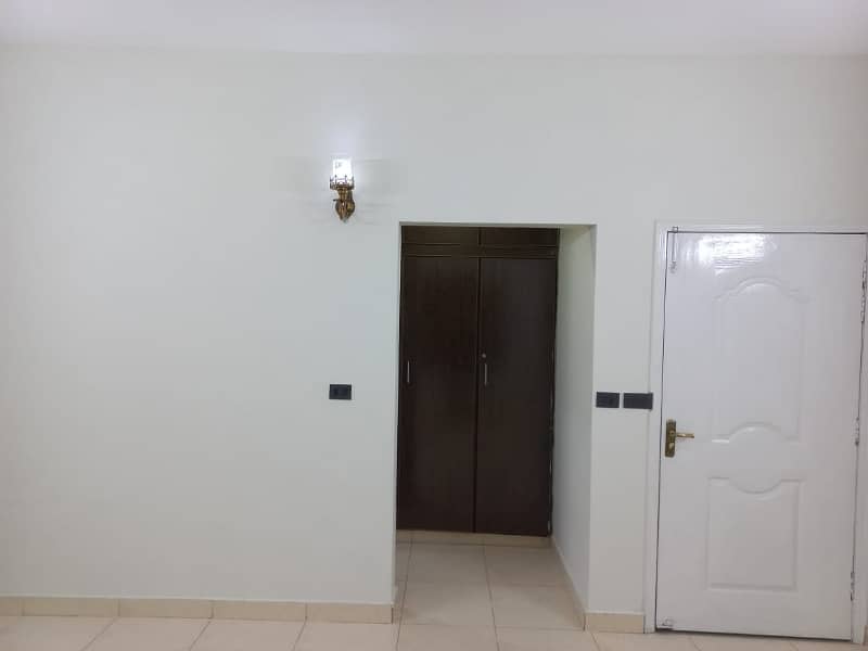 10 Marla 3 Bedrooms Hot Location Flat For Sale In Askari 11 Lahore. 2