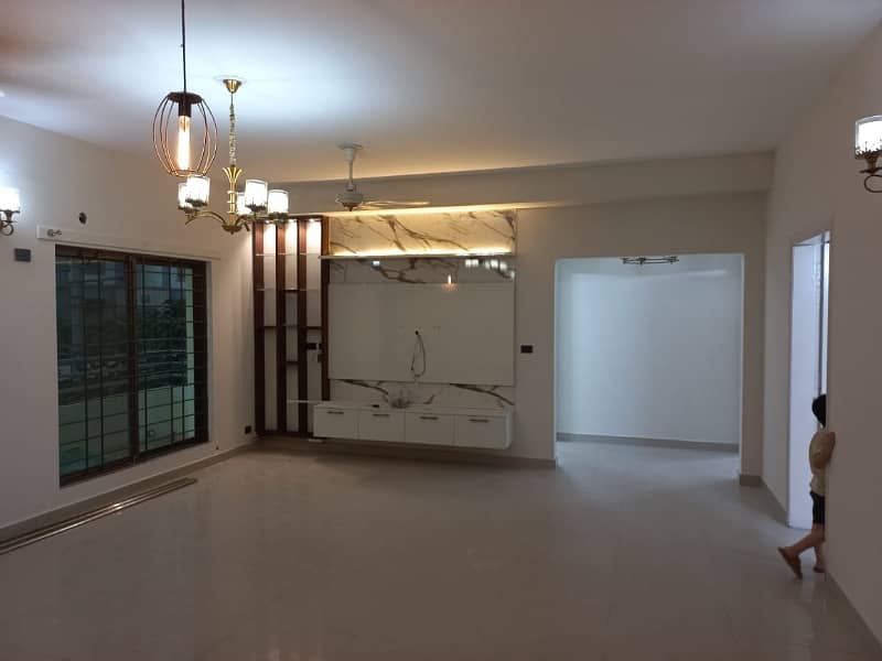 10 Marla 3 Bedrooms Hot Location Flat For Sale In Askari 11 Lahore. 4