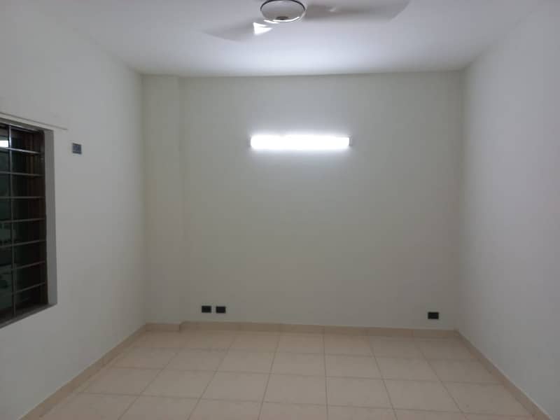 10 Marla 3 Bedrooms Hot Location Flat For Sale In Askari 11 Lahore. 5