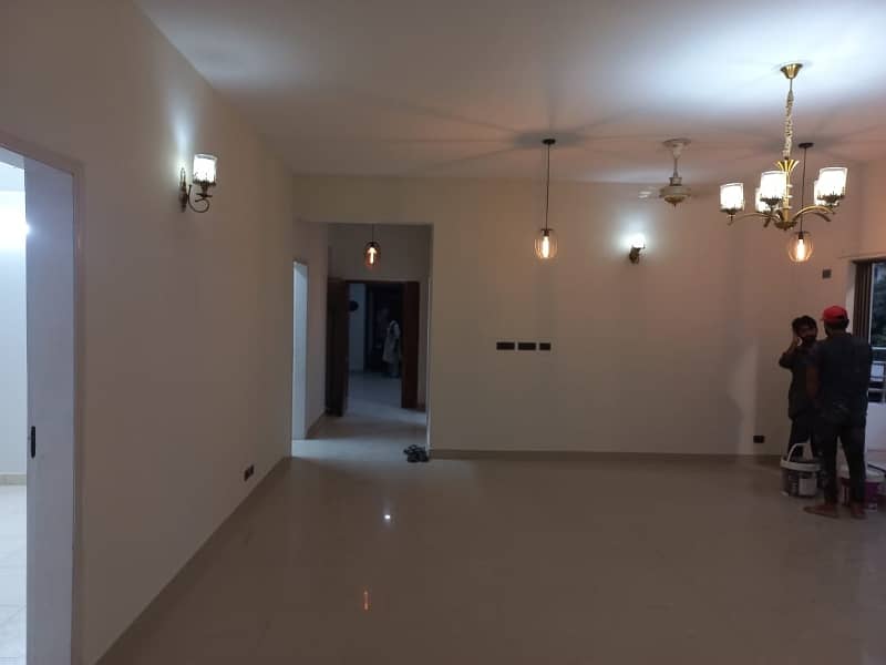 10 Marla 3 Bedrooms Hot Location Flat For Sale In Askari 11 Lahore. 6