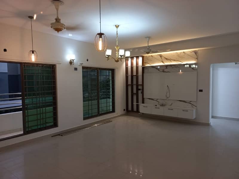 10 Marla 3 Bedrooms Hot Location Flat For Sale In Askari 11 Lahore. 7