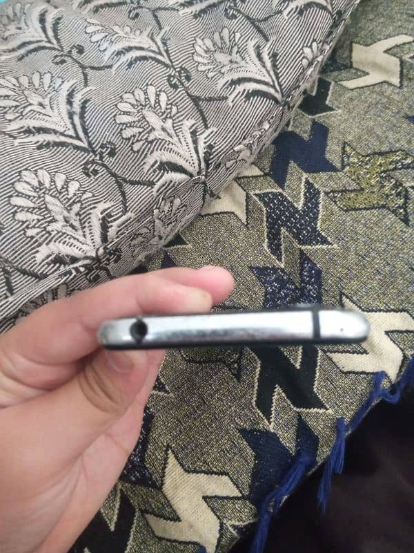 sharp Aquos r2 9