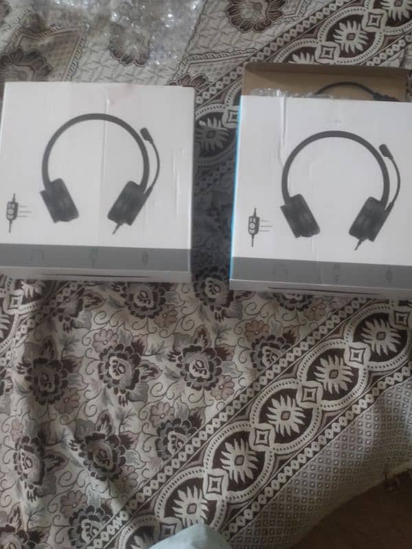 2 headphones with mic 0